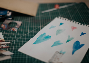 Dessiner des coeurs. Séance d'art thérapie