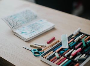 L'art thérapie permet par le dessin et l'écriture de se découvrir autrement.