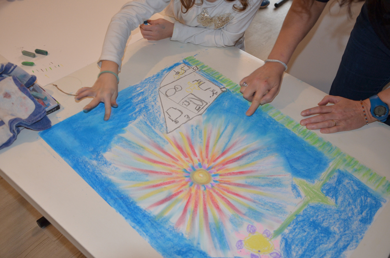 Dessin parent-enfant en séance d'art thérapie